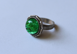 Ring verzilverd met ronde, HELDER GROENE transparante steen - one size