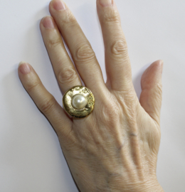 Ring met parel GOUD kleurig - one size adaptable - Ring with pearl GOLD color