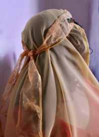 Halfronde 1001 Nacht harem sluier chiffon Warm-GEEL + bijpassende hoofdband met hologram muntjes - 246 cm x 115 cm