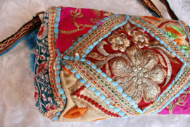 Unieke Boho hippie chic handtas patchwork kwastjes rits drukknoop TURQUOISE GOUD FUCHSIA - 23cm x 13 cm x 6cm