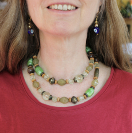 Lang Kralenhalssnoer OLIJF GROENtinten KOPERGOUD - Long beaded necklace OLIVE shades of GREEN