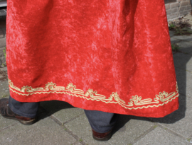 Sultan / Sheik / Sjeik luxe harem jas ROOD met WITTE kunst bont rand en GOUDEN krullen versiering + NU plus GRATIS Saudi Arabisch sheik hoofddeksel -  one size