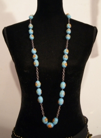 XL - TURQUOISE BLUE Flowered glass beads necklace, ORANGE and YELLOW flowers - Collier long aux perles verre bleu turquoise aux fleurs oranges sur chaîne