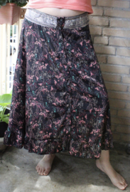 ZWARTE zijden wijde rok met ORANJE-ROZE bloemetjes, versierde, elastische tailleband met spiegeltjes