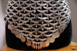 Metalen muntjesketting harem ZILVER kleurig, driehoek XL met boogjes en muntjes