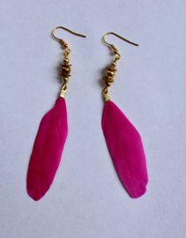 Lichtgewicht Hippie Chic Veertjes oorbellen FUCHSIA ROZE met GOUDEN kraaltjes (basic) 