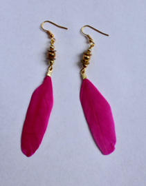 Lightweight Hippy Chick Feather earrings FUCHSIA PINK,  with GOLDEN beads (basic) -Boucles d'oreilles plumes FUCHSIA ROSE