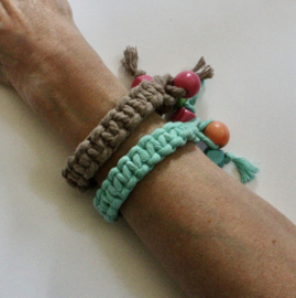 Unisex Macramé armband MINTGROEN-TURQUOISE, TAUPE-BEIGE-BRUIN met gekleurde houten kralen - Large