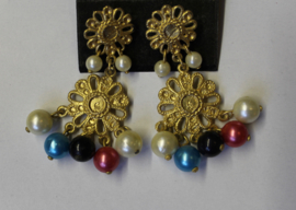 Oorbellen met stekertjes, GOUDEN bloemen, namaak parels WIT, TURQUOISE, ZWART, ROOD