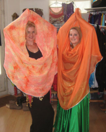 Sluier transparant chiffon halfrond ORANJE, afgeboord met ZILVER band - bovenzijde 250 cm lang