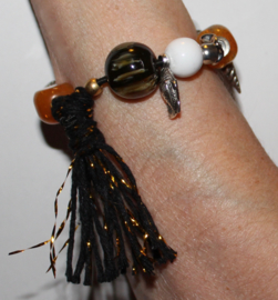 "Voel" en "Geluids" Armband nr2 met verschillende soorten grote kralen, kwast en  belletje, elastisch - one size