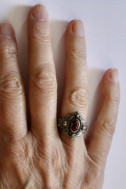 ZILVER kleurige Ring met DONKERRODE namaak parels - diameter 17,5 mm / ringmaat 55