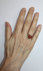 Hartjesring ZILVEREN ring met BRUINE goudsteen, subtiel glinsterend BRUIN hartje - diameter 16,8 mm, ringmaat 53