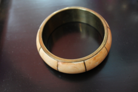 Fairtrade Armband uit Tibet ingelegd met bot in koper - diameter inside 6,6 cm