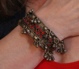 Tribal fusion armband OUD ZILVER KLEUR met belletjes en rode steentjes ingelegd