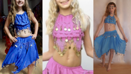 Buikdanskostuum ROZE, FUCHSIA, PAARS, TURQUOISE, BLAUW, ZWART, ROOD, WIT met muntjes meisjes 3-delig : topje, hoofdbandje en rokje (6-9 jaar)