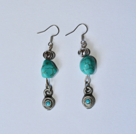 Bohemian TURQUOISE oorbellen met ZILVER kleurige kraaltjes - Boho TURQUOISE earrings with SILVER colored beads