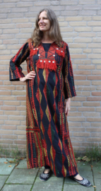 Egyptische Folklore jurk uit de Sinai woestijn ZWART, met ROOD en GEEL borduursel en GOUDEN muntjes
