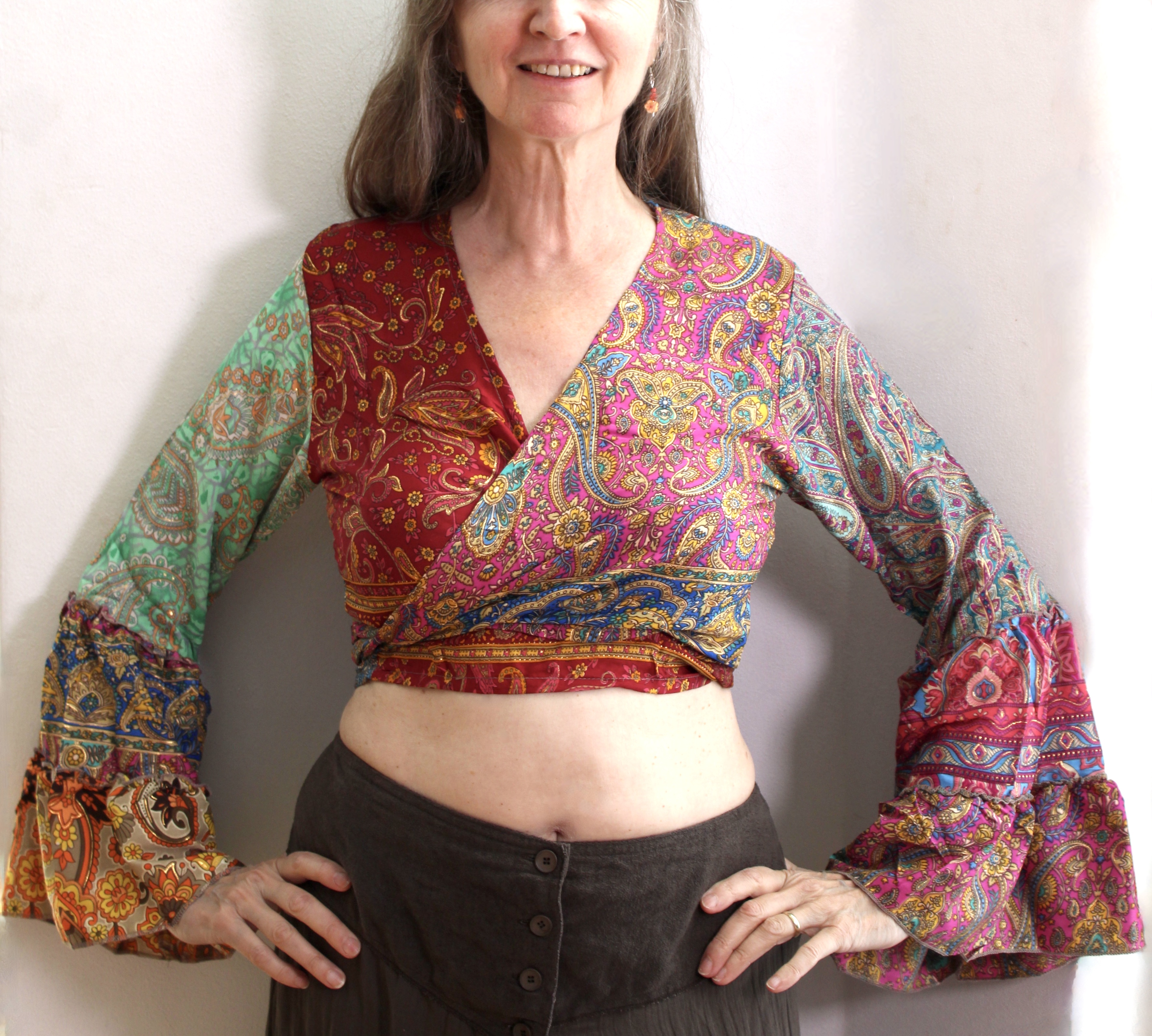 MULTICOLOR zijden wikkeltopje nr5 met ruches aan de mouwen en GOUD opdruk, India dessin - one size fits XS, S, M, L, XL