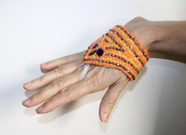 Hand sieraad met kraaltjes en pailletten ORANJE GOUD parelmoerglans - one size