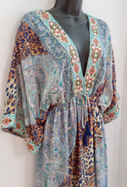 Zijden Boho hippie chic jurk AQUA  tinten, GROEN / BLAUW-achtig met MULTICOLOR spiegeltjes band versierd, patchwork panter tekening - one size fits 38, 40, 42, 44