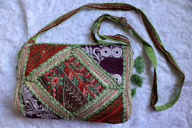 Unieke Boho hippie chic handtas patchwork kwastjes rits drukknoop Boho patchwork tasje GROEN3 GOUD OLIJF ROOD AUBERGINE - 23 cm x 13 cm x 6 cm