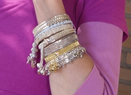 Indiase armband ZILVER kleurig subtiel versierd + bedeltje met lovertjes - nr A4 -  diameter 6,8 cm