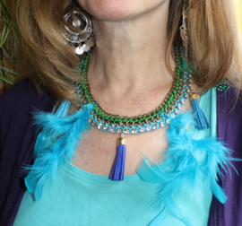 Boho Hippie chick necklace with feathers, chain, ribbon, tassels and strass, TURQUOISE BLUE, GREEN, GOLD - Collier strass  Bohémien aux plumes TURQUOISE VERT DORÉ