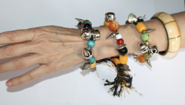 "Voel en Geluids" Armband / Enkelbandje nr3 met verschillende soorten grote kralen, kwast en belletje, elastisch- one size