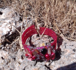 Flexible Beaded bracelet "Funky fuchsia" Ibiza fashion style SHADES OF RED, PINK, SILVER-WHITE - Bracelet perlé contenant de différentes sortes de perles rouges et roses "Funky fuchsia"