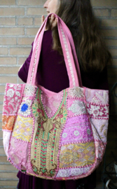 Lichtgewicht Patchwork Banjara Boho India hippie tas tote bag XL met 3 ritsen, GOUDEN borduurwerk, bloemen en nuances van ROZE, GEEL, BLAUW.