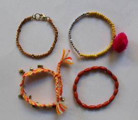 Ibiza "Orange" setje van 4 armbandjes met hartjes, oranje, geel, goud met fluo roze pompon