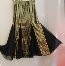 Glanzend gouden Buikdans rok GOUD met ZWARTE chiffon inzetten, zeemeermin model - Medium 38/40 - Mermaid skirt for oriental bellyance shiny GOLD, BLACK chiffon triangles.