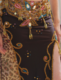 Egyptisch cabaret bellydance kostuum 6-delig met smalle rok ROZE BRUIN,  GOUD, MULTICOLOR, JUNGLE PRINT met Swarowsky kristallen