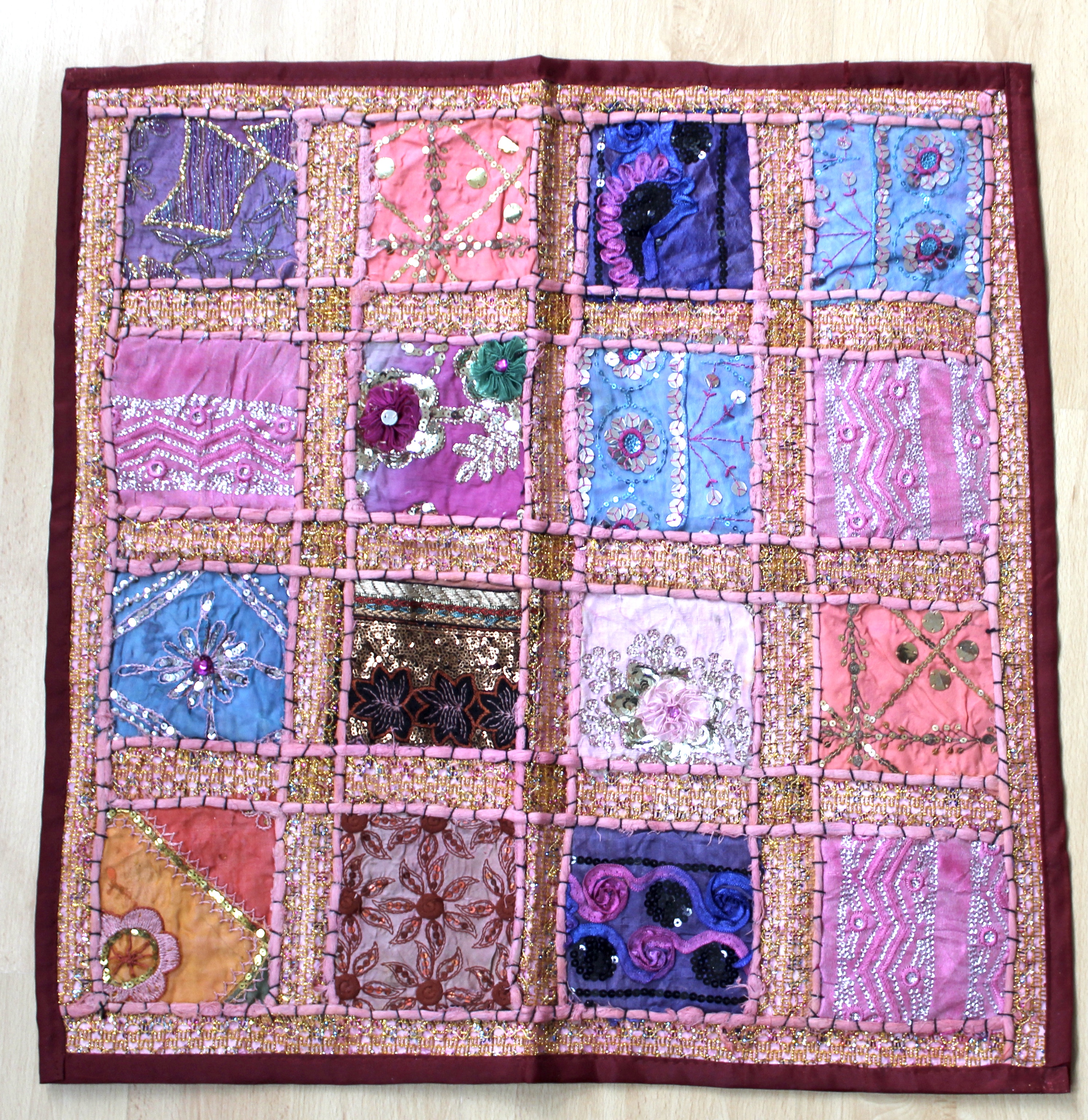 Patchwork Gujarati kussensloop ROZE1 pailletten kraaltjes patchwork 61 cm vierkant XL