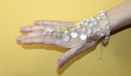 Handsieraad driehoekig met bloemetjes en muntjes versiering ZILVER kleurig (1 ring) - adaptable size