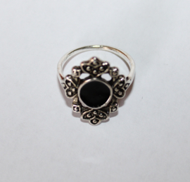 ZILVERkleurige krullenring met ZWARTE versiering - diameter 16,8 mm ringmaat 51,5 - SILVER colored ring, curly decoration