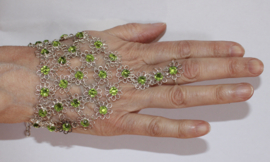 ZILVER kleurig Handsieraad (armband) driehoekig met bloemetjes met GROENE hartjes (1 ring) - one size adaptable