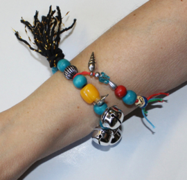 "Voel en Geluids" Armband nr3 met verschillende soorten grote kralen, kwast en belletje, elastisch- one size