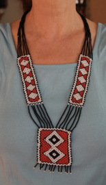 Tribal fusion halsketting Kraaltjes ZWART ROOD WIT, Tribal patroon - Beaded Tribal fusion necklace BLACK RED WHITE, Tribal pattern