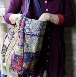 Lichtgewicht Patchwork Banjara Boho India hippie tas tote bag XL met 3 ritsen, GOUDEN borduurwerk, bloemen, paisley motief in nuances van MARINE DONKER BLAUW GOUD.