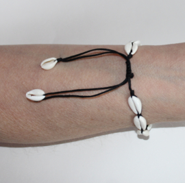 Cowry shell Boho Ibiza bracelet - one size adaptable