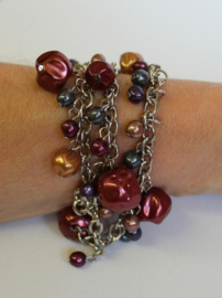 Fantasie armband op 3 ZILVER-kleurige kettinkjes met kralen in tinten BRUIN, AUBERGINE en OLIEKLEUR