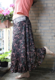 ZWARTE zijden wijde rok met ORANJE-ROZE bloemetjes, versierde, elastische tailleband met spiegeltjes