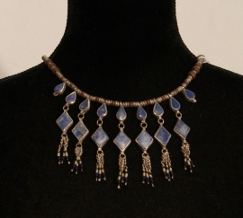 TrH4 - Cushi necklace with pendants, with lapis lazuli blue stones inlay - Ethnic jewel, Tribal fusion necklace with silver beads and blue stones inlay TrH4  Collier ethnique tribal aux perles ARGENTÉES, et aux pendentifs aux pierres LAPIS LAZULI BLEUES