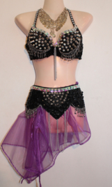 2-piece bellydance costume Tribalicious fully sequinned BLACK SILVER : BRA + hipbelt, studs and chains decorated - 36 / 38 - costume 2-pce danse orientale / burlesque / party NOIR ARGENTÉ  chaînes, sequins, de perles et de 'studs'