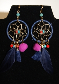 Dromenvanger dreamcatcher gothic oorbellen met zwart veertje, fuchsia bolletje en gekleurde kraaltjes -  O11