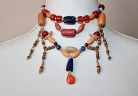 Halssnoer samengesteld uit vintage en Berber juwelen met houten, plastic, stenen en klei kralen ORANJE, ZAND GEEL, ROOD, BLAUW