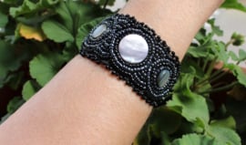 Ibiza kraaltjes armband nr4 met cirkels met een mooie glans ANTRACIET ZWART - Fully beaded with small beads and circles with a glow ANTHRACITE BLACK