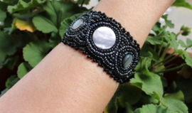 Fully beaded Ibiza bracelet nr4 with small beads and circles with a glow ANTHRACITE BLACK